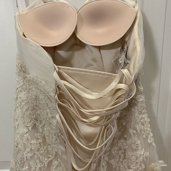 Beautiful Maggie sottero wedding dress - Picture 2 of 8